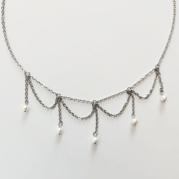 Victorian white pearls and draped chains necklace with a small silver chain - Picture 6 of 9